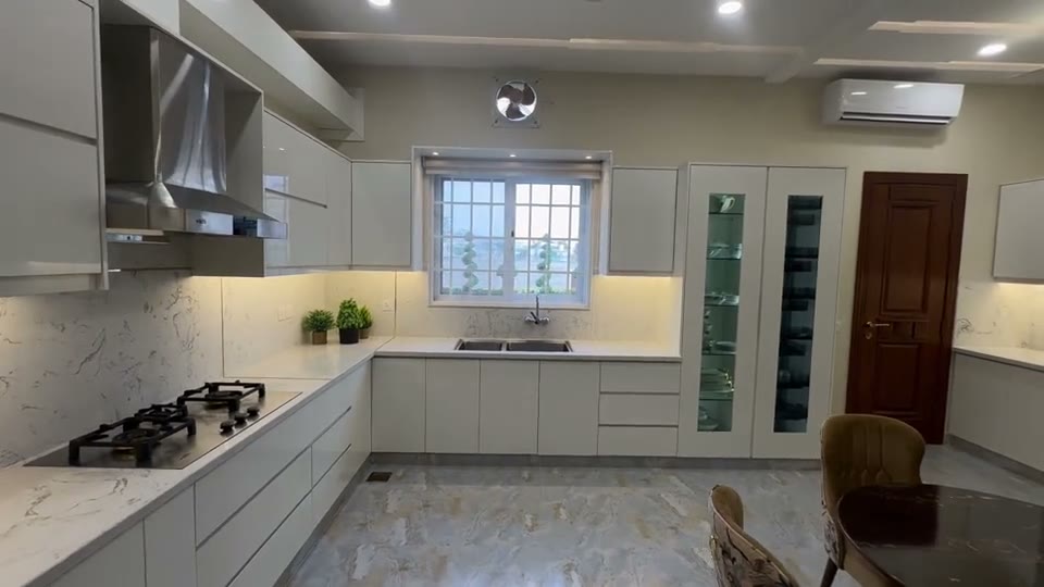 Кухня: Светлая кухня с высокими шкафами